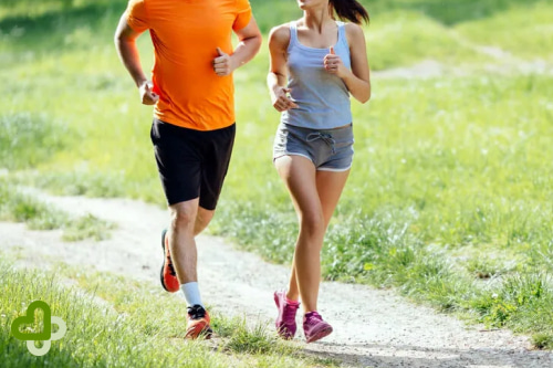 Мужчина и женщина занимаются бегом